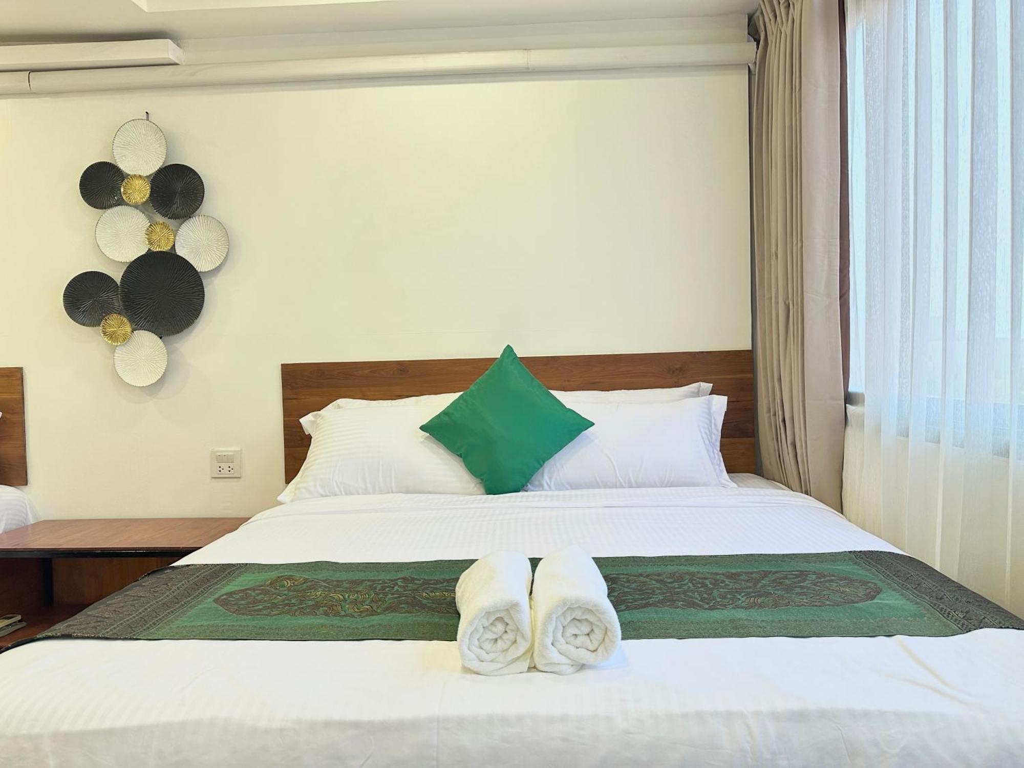 Longzhu Guesthouse Bangkok Exterior photo
