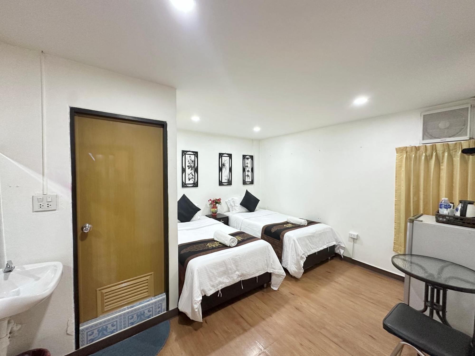 Longzhu Guesthouse Bangkok Exterior photo