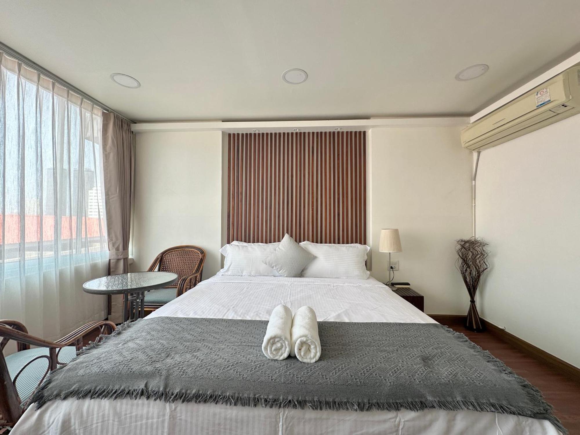 Longzhu Guesthouse Bangkok Exterior photo