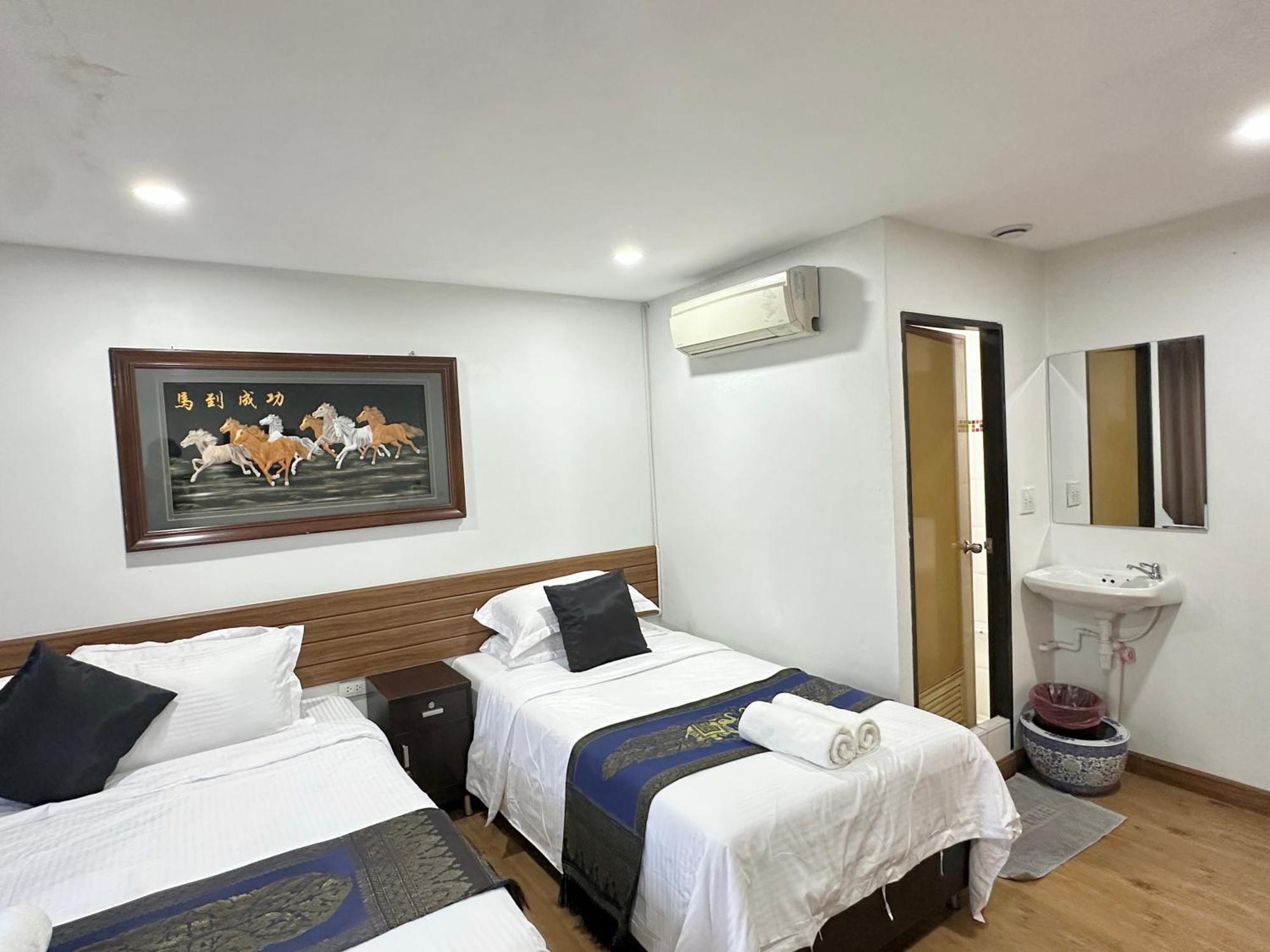 Longzhu Guesthouse Bangkok Exterior photo