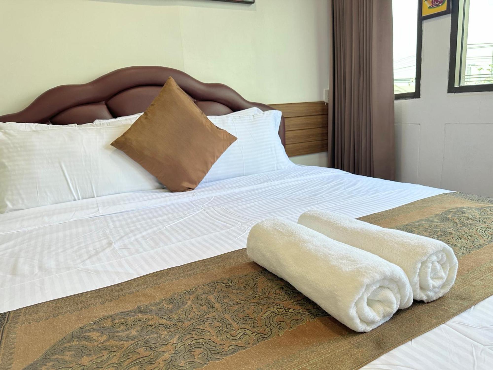 Longzhu Guesthouse Bangkok Exterior photo